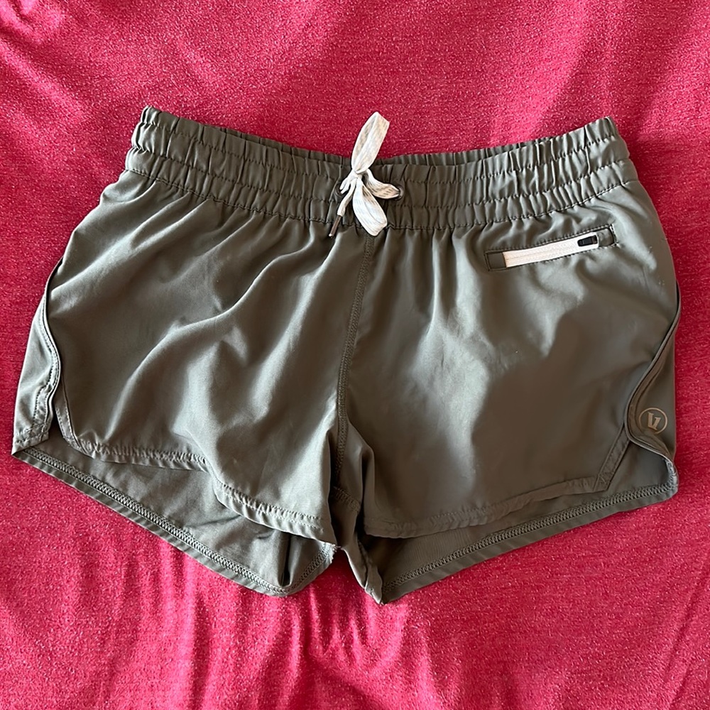 Vuori Clementine short 2.5 in inseam green